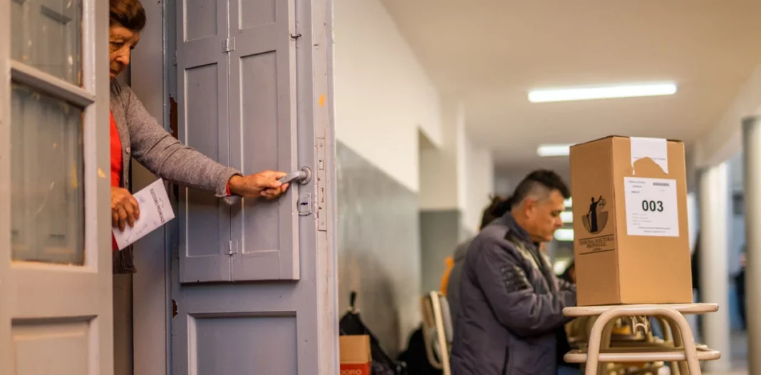 Las tres provincias, Jujuy, Misiones y La Rioja, ya empezaron con el recuento de votos. Repasa quiénes son los precandidatos que lideran las boletas.