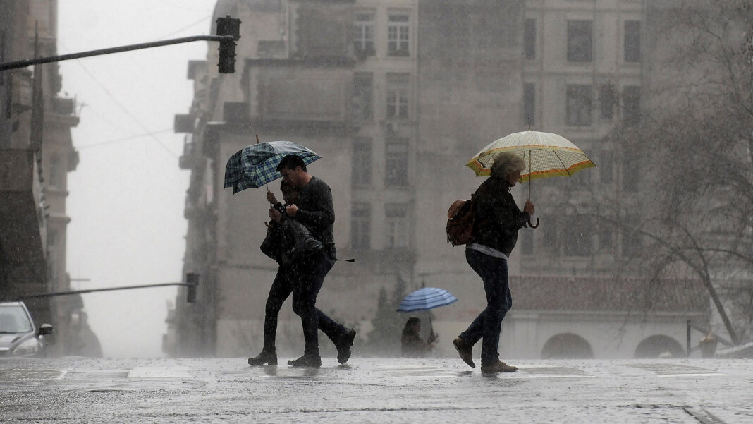 El Servicio Meteorológico Nacional emitió alertas amarillas en zonas de la provincia de Buenos Aires por fuertes tormentas. Cuándo llegan las lluvias al AMBA.