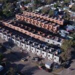Monte Hermoso inició las obras para la construcción de 400 viviendas El intendente de Monte Hermoso, Marcos Fernández, destacó el avance de la construcción de viviendas y la urbanización de nuevas parcelas.
