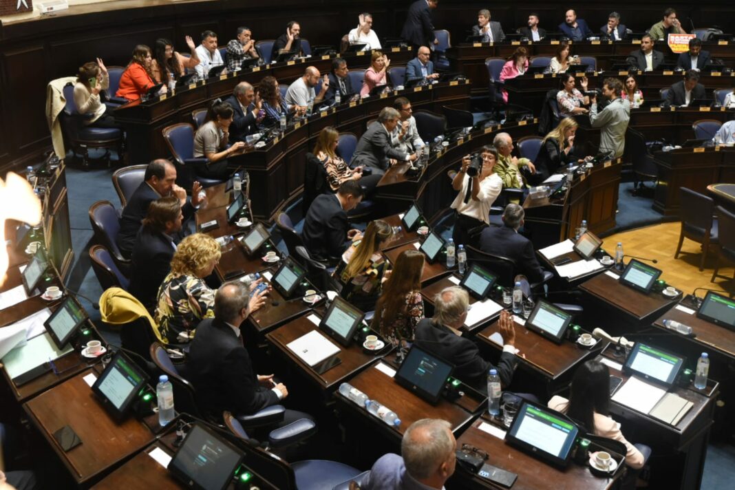Legisladores bonaerenses de Juntos salieron a pegarle en fila al gobernador Axel Kicillof y al gremio CTERA por el paro nacional docente del próximo lunes.