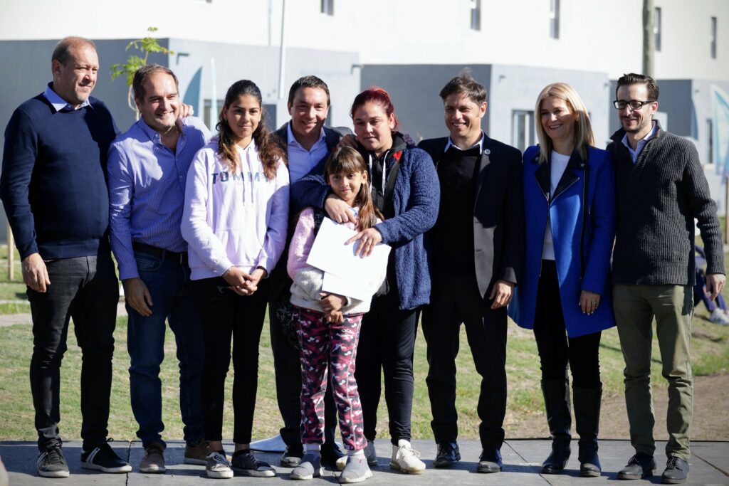 Kicillof afirmó que con las viviendas entregadas se finalizó el proyecto de 742 soluciones habitacionales del programa Techo Digno.