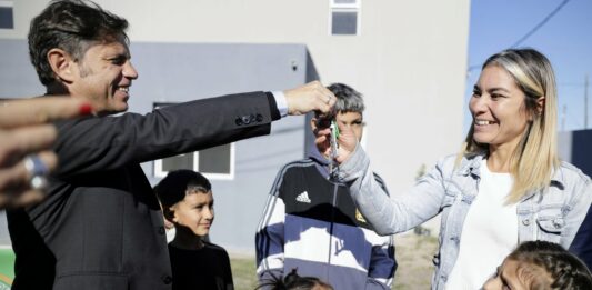 El gobernador Axel Kicillof desembarcó en la tercera sección electoral y encabezó el acto de entrega de 62 casas en Florencio Varela.