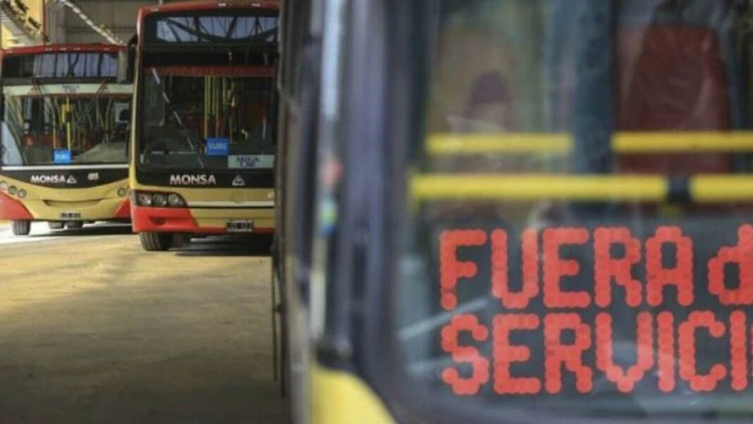 El Gobierno nacional oficializó una medida para desactivar paros de colectivos y lockouts patronales, con permisos excepcionales para la circulación de otras líneas.