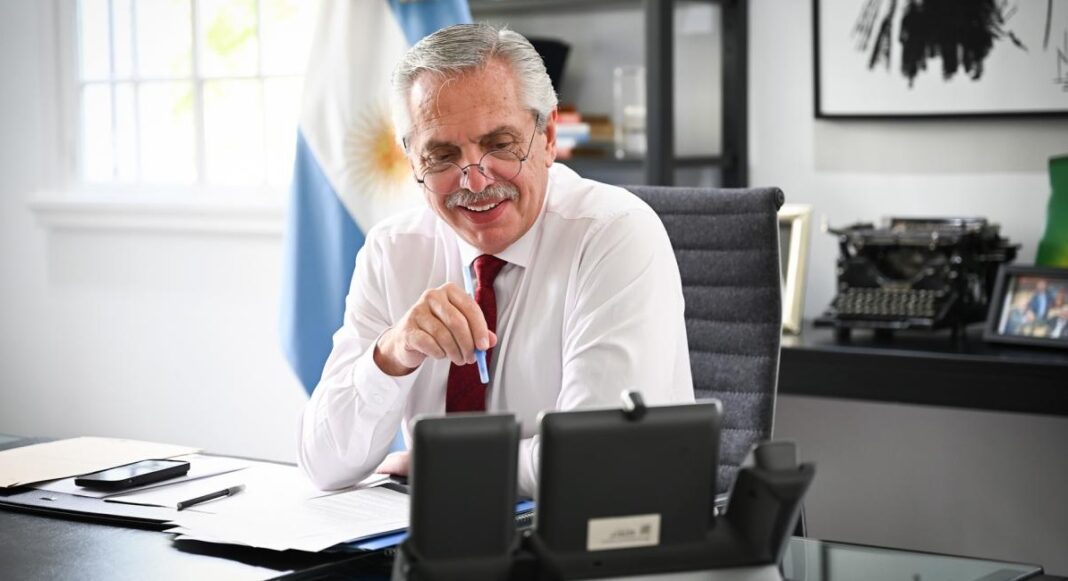 El presidente Alberto Fernández felicitó a Santiago Peña, del Partido Colorado, por su reciente triunfo en las elecciones en Paraguay.