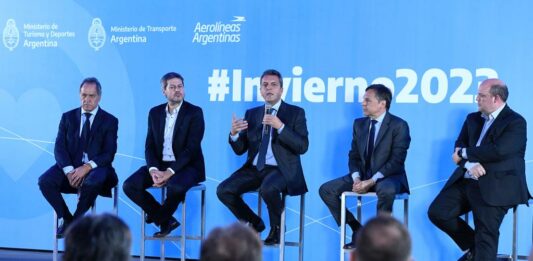 Massa presentó la temporada de invierno de Aerolíneas y Trenes Argentinos y pidió trabajar en conjunto para el ingreso de dólares.