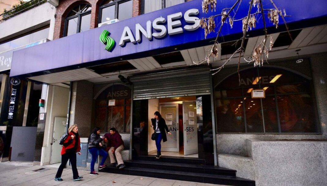La Anses recordó esta mañana que los jubilados y pensionados recibirán un bono junto con el pago de julio 2023. Conocé de cuánto es.