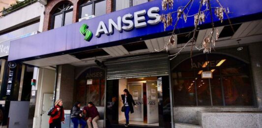 La Anses recordó esta mañana que los jubilados y pensionados recibirán un bono junto con el pago de julio 2023. Conocé de cuánto es.