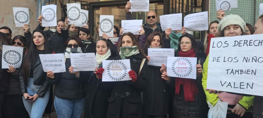 Un grupo de padres de Bahía Blanca se ofreció a hacerse cargo de la limpieza de los colegios mientras siga vigente el paro de auxiliares.
