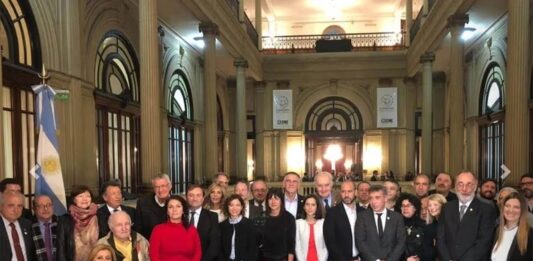 Los precandidatos a presidente de todas las fuerzas se cruzan por primera vez en la firma del compromiso ético digital.