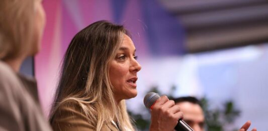 Micaela Ferraro, aspirante a Concejala de Tigre por la lista que encabeza Malena Galmarini, cruzo al jefe comunal Julio Zamora.