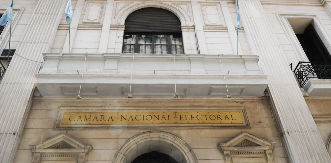 La Cámara Electoral convocó a precandidatos, asociaciones periodísticas y plataformas a firmar un 
