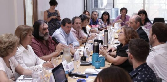 Docentes bonaerenses también piden la reapertura de paritarias a Kicillof