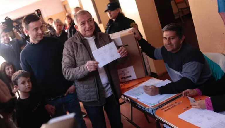 El precandidato a gobernador de Córdoba por Juntos por el Cambio, Luis Juez, votando este domingo en las elecciones provinciales