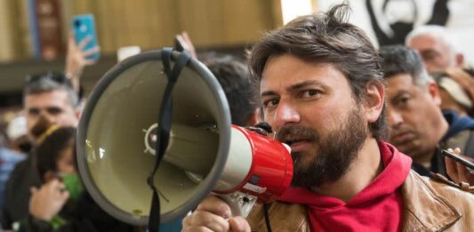 Luego de declinar su precandidatura, Grabois insiste en ir a las PASO para competir contra Massa.