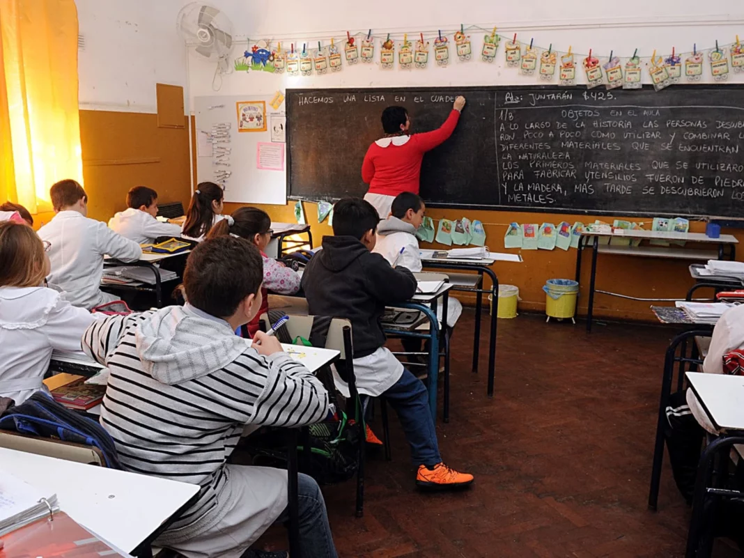 La Dirección General de Cultura y Educación bonaerense estableció que el feriado del Día del Trabajador Estatal no regirá para docentes y auxiliares.