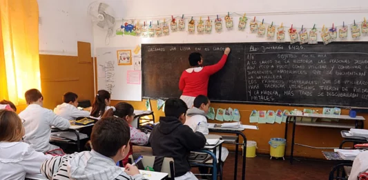 La Dirección General de Cultura y Educación bonaerense estableció que el feriado del Día del Trabajador Estatal no regirá para docentes y auxiliares.