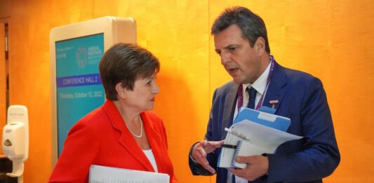 El Gobierno consiguió postergar los vencimientos de deuda para mañana.