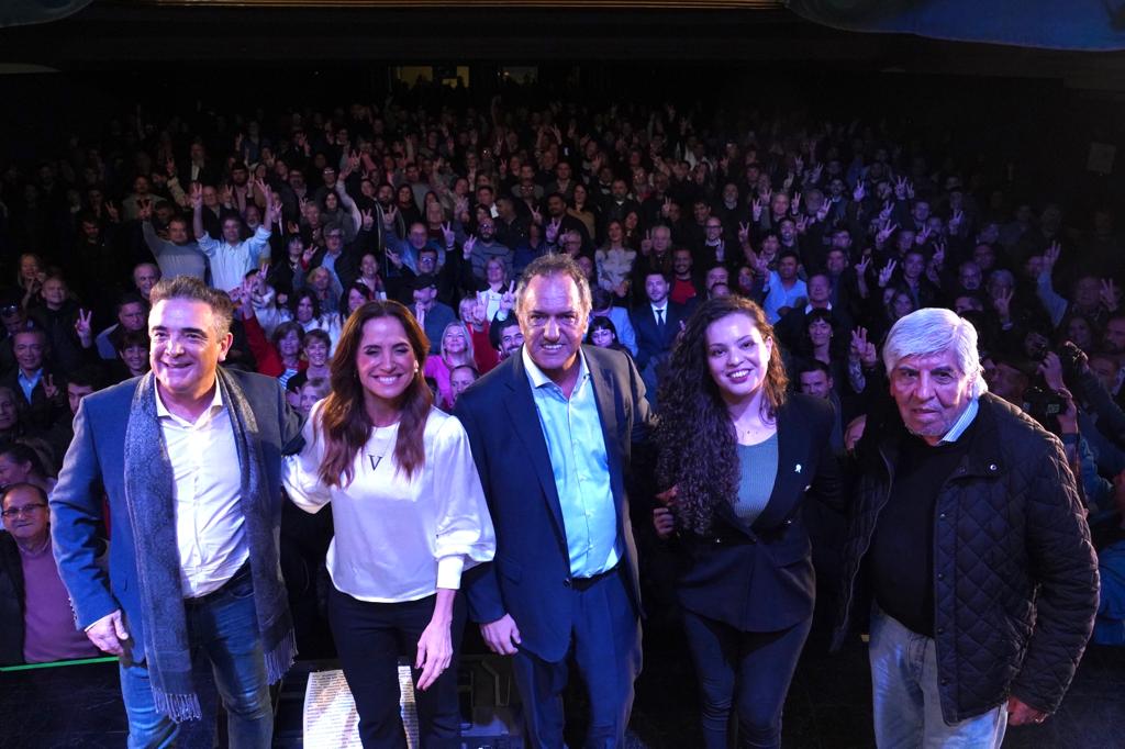 Un centenar de militantes participaron del lanzamiento de la candidatura de Daniel Scioli. 