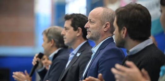 Intendentes bonaerenses del PJ presionan en Unión por la Patria para que Scioli baje su lista en provincia de Buenos Aires.
