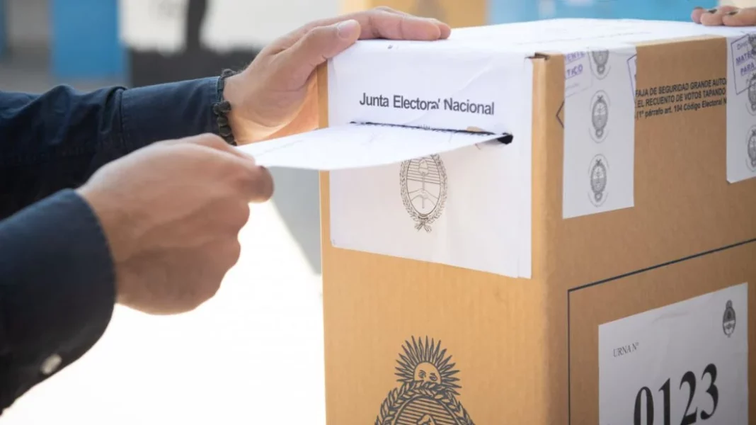 A dos meses de las PASO bonaerenses, las encuestas comenzaron a plantear diversos escenarios electorales, con Axel Kicillof y Diego Santilli a la cabeza.