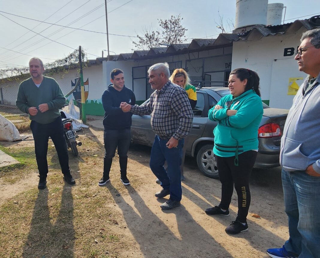El candidato a intendente por la UCR, Matías Nanni, intensifica sus recorridas por los barrios de Berisso para disputarle el sillón al peronista Fabián Cagliardi.