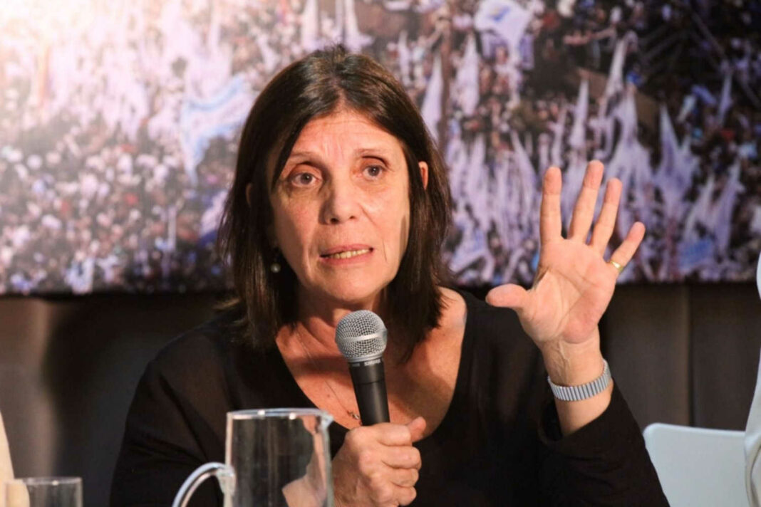 La jefa de bloque de los senadores bonaerenses de Unión por la Patria (UxP), Teresa García, cuestionó a Axel Kicillof por no marcar su posición en la interna del PJ nacional.