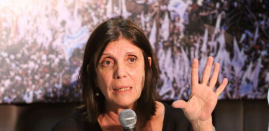 La jefa de bloque de los senadores bonaerenses de Unión por la Patria (UxP), Teresa García, cuestionó a Axel Kicillof por no marcar su posición en la interna del PJ nacional.