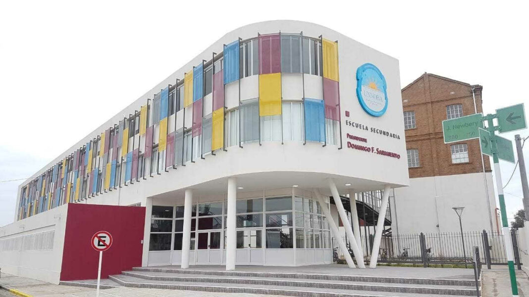 Sileoni celebró a las dos escuelas bonaerenses nominadas a las mejores del mundo.