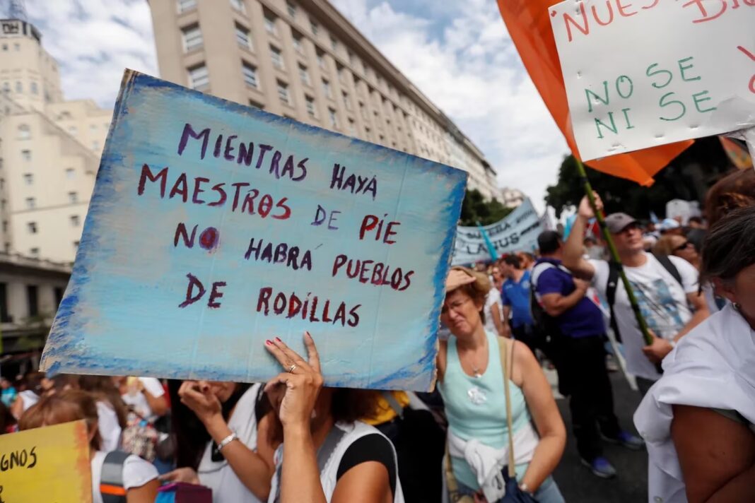 Por las paritiras 2023, docentes bonaerenses y de todo el país se concentrarán al mediodía en las puertas del Ministerio de Educación.