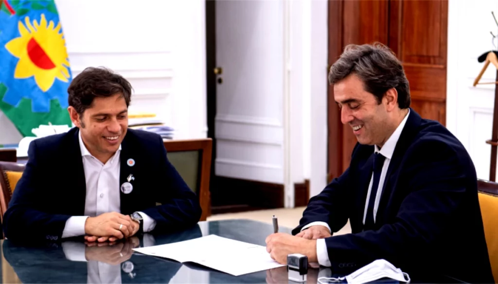 Axel Kicillof junto a Leonardo Boto, cuando firmaron el convenio que para provincializar el Hospital Nuestra Señora de Luján