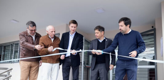 El gobernador, Axel Kicillof, asistió hoy a Leandro N. Alem para inaugurar un centro sanitario y entregar computadoras del Conectar Igualdad Bonaerense.