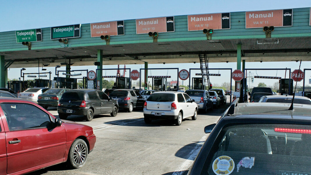 El Gobierno nacional, a cargo de Javier Milei, autorizó un aumento del 200% en los peajes de las rutas nacionales. Cómo queda el nuevo cuadro tarifario.