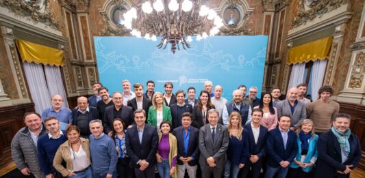 A seis días para el cierre de listas, un grupo de intendentes de la Provincia de Buenos Aires salió a reforzar el pedido por la reelección de Axel Kicillof.