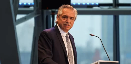 Ante las críticas internas, el Presidente Alberto Fernández destacó la impronta federal de su gestión con el lema "Unidos por Argentina".