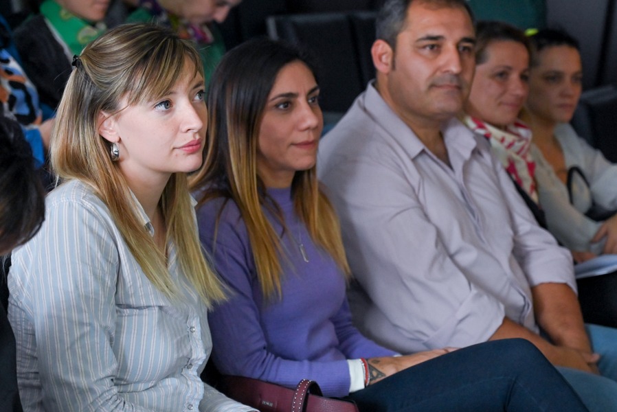 En la presentación del proyecto de ampliación de la ley de violencia de género estuvioron Juan Malpelli, Débora Galán y Lucía Klug.