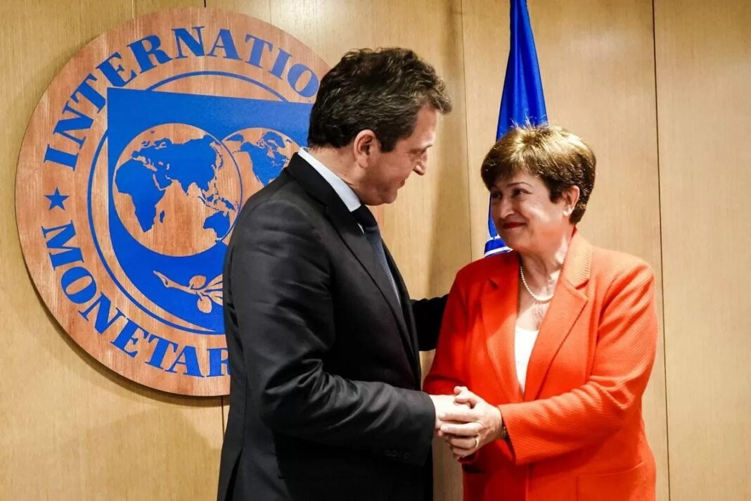 El Fondo Monetario Internacional informó que se llegó a un acuerdo con el Gobierno nacional para fortalecer las reservas del Banco Central. Massa se prepara para viajar.