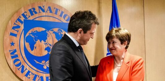 El Fondo Monetario Internacional informó que se llegó a un acuerdo con el Gobierno nacional para fortalecer las reservas del Banco Central. Massa se prepara para viajar.
