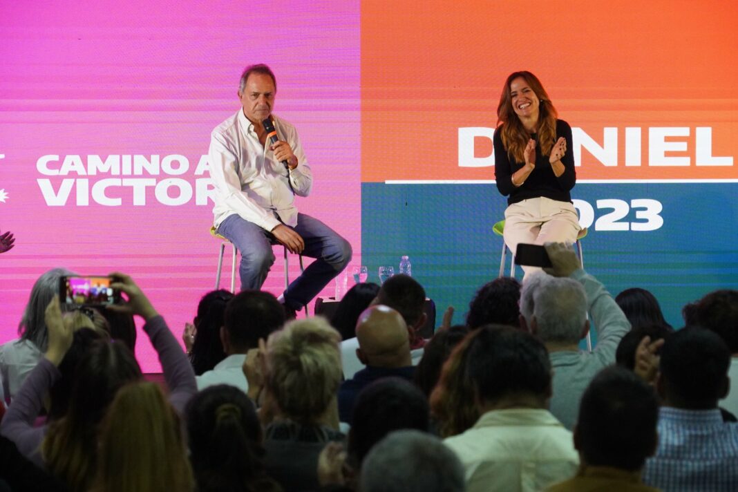 El precandidato presidencial Daniel Scioli, y la precandidata a gobernadora Victoria Tolosa Paz, lideraron un plenario en la Primera sección electoral.