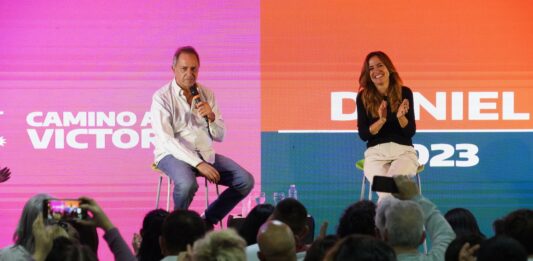 El precandidato presidencial Daniel Scioli, y la precandidata a gobernadora Victoria Tolosa Paz, lideraron un plenario en la Primera sección electoral.
