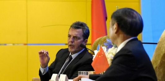 Sin novedades del BRICS, Massa llegó a Beijing para firmar nuevos acuerdos y conseguir yuanes.