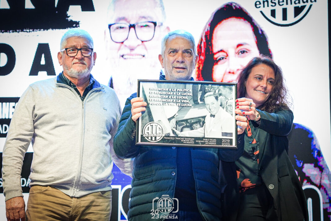 El pre candidato a intendente de La Plata por UxP, Julio Alak, presenció el cierre de campaña de la lista Celeste y Blanca Unidad de la ATE Ensenada.