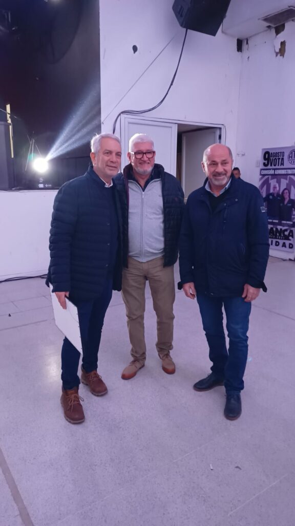 El ministro de Justicia de la provincia de Buenos Aires, Julio Alak, el dirigente de ATE Ensenada, Francisco "Pancho" Benegas y el intendente de Berisso, Mario Secco, respectivamente.