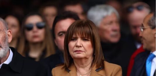 Bullrich encabeza un encuentro con sus equipos de Gobierno mientras polariza con Milei para reforzar sus distancias.