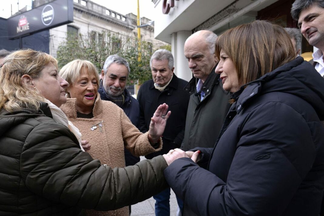 La precandidata presidencial de Juntos por el Cambio, Patricia Bullrich,encabezó una recorrida Bahía Blanca para fortalecer su armado en la provincia de Buenos Aires.