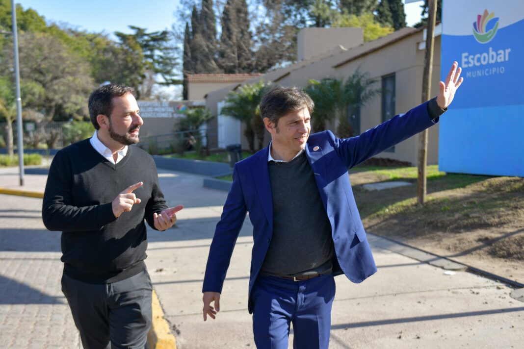 El gobernador de la provincia de Buenos Aires, Axel Kicillof, recorrió avances de obras en Escobar para respaldar al intendente del distrito, Ariel Sujarchuk.