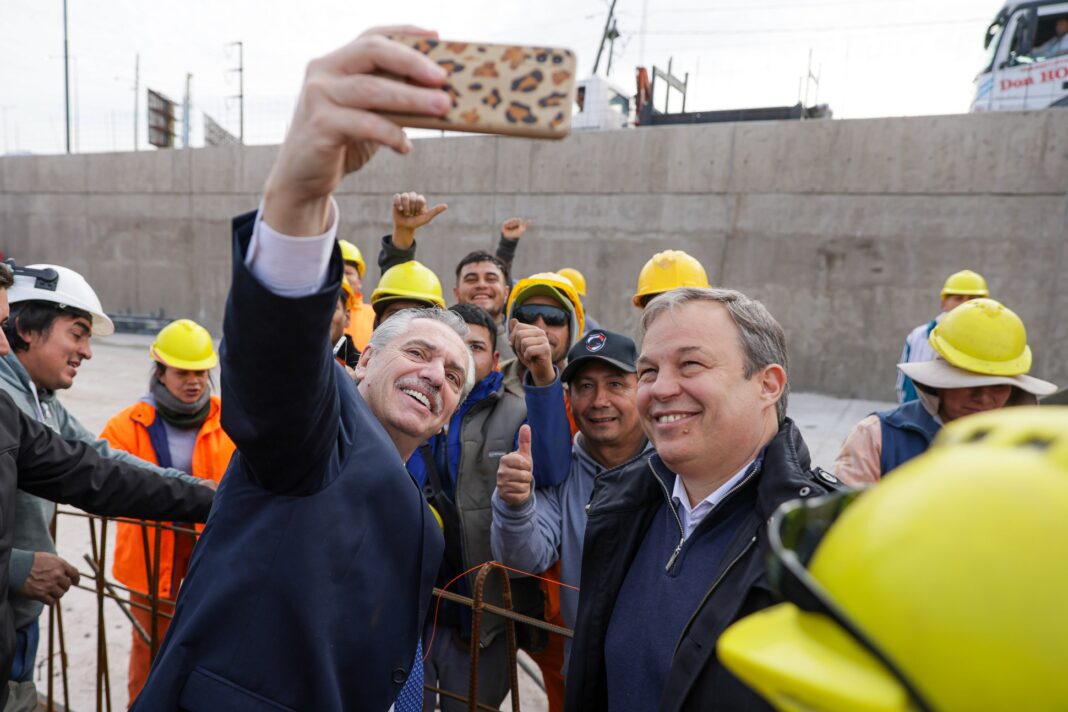 Desdibujado de la campaña y con actos de bajo vuelo, el presidente de la Nación, Alberto Fernández recorrió obras en ejecución en Almirante Brown.