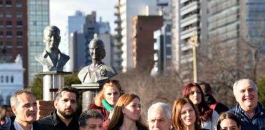 En el acto homenaje a Eva Perón, los cinco precandidatos a intendente de La Plata por Unión por la Patria se mostraron juntos.