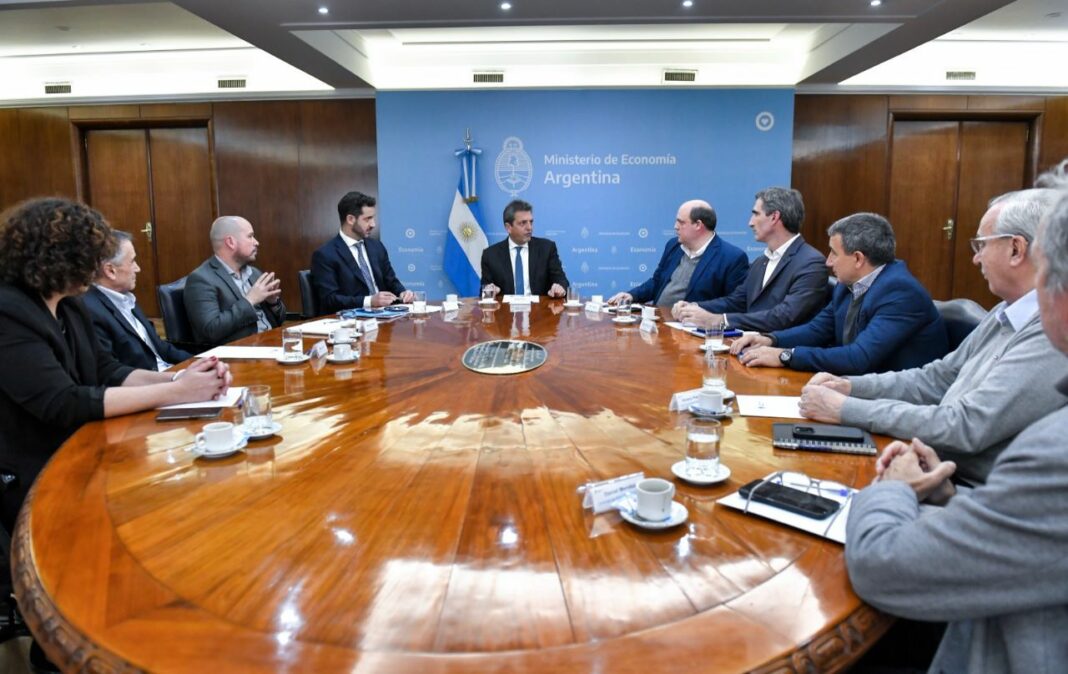 Massa logró incorporar a partir del 1º de agosto a las aerolíneas en el programa Precios Justos. Cuánto podrán subir a partir de ahora los pasajes.
