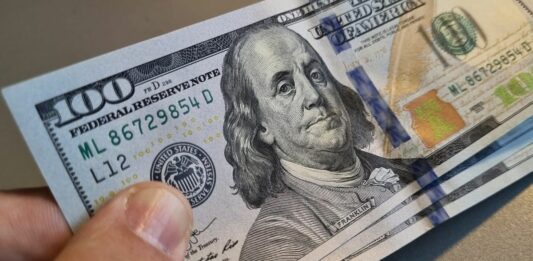 Luego de un fuerte incremento, el dólar blue registró su mayor baja diaria de los últimos tres meses.