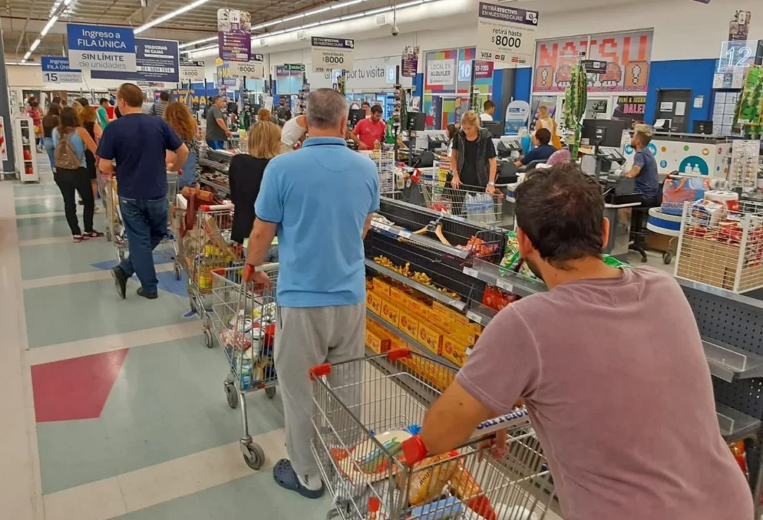 De acuerdo al Relevamiento de Expectativas del Mercado, elaborado por el Banco Central, la inflación de enero será del 25%, mientras que en 2024 los precios aumentarán 213%.